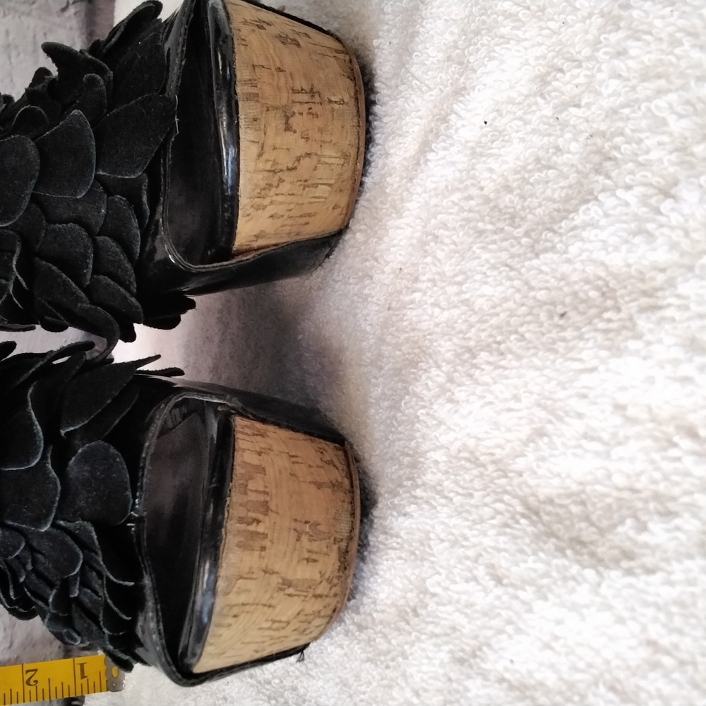 Frilly Wedge - image 7